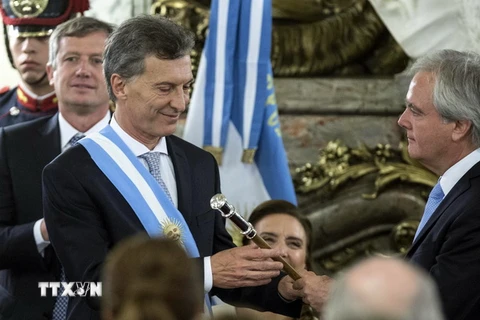 Tổng thống đắc cử Argentina Mauricio Macri (trái) nhận cây baton tượng trưng cho quyền lực tại lễ tuyên thệ nhậm chức ở thủ đô Buenos Aires ngày 10/12. (Nguồn: THX/TTXVN)