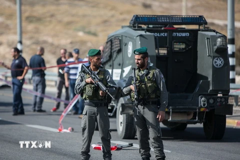 Binh sỹ Israel tại hiện trường một vụ tấn công của lái xe Palestine nhằm vào người đi đường Israel trên đường cao tốc gần khu định cư Kfar Adumim. (Nguồn: AFP/TTXVN)