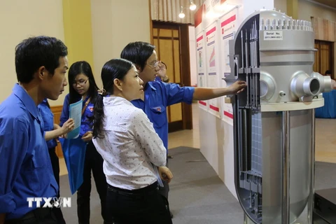 Tham quan gian trưng bày về phát triển điện hạt nhân tại Ninh Thuận. (Ảnh: Đức Ánh/TTXVN)
