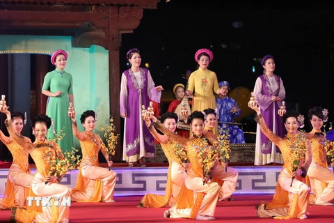 Trình diễn tiết mục múa hát “Dâng chúc chén quỳnh” tại Festival Huế 2014. (Ảnh: Trần Lê Lâm/TTXVN)