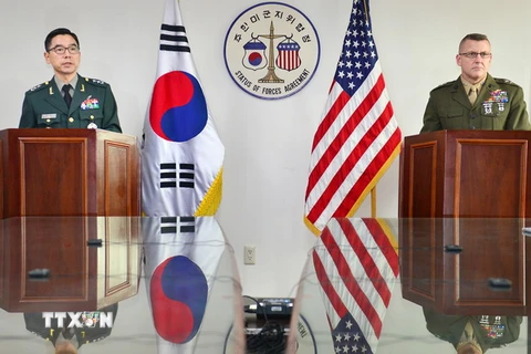 Thiếu tướng quân đội Hàn Quốc Jang Kyung-soo (trái) và Thiếu tướng quân đội Mỹ Robert Hedelund (phải) trong cuộc họp báo ở thủ đô Seoul, Hàn Quốc ngày 17/12. (Nguồn: Yonhap/TTXVN)