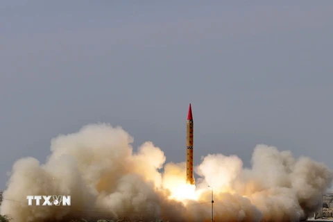 Ngày 13/11, quân đội Pakistan cho biết đã phóng thử thành công tên lửa tầm trung Shaheen-II (Hatf-VI) có khả năng mang đầu đạn hạt nhân. (Nguồn: AFP/TTXVN)