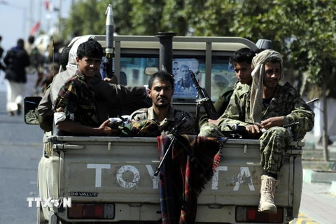 Các tay súng Houthi làm nhiệm vụ tại Sanaa ngày 14/12. (Nguồn: THX/TTXVN)