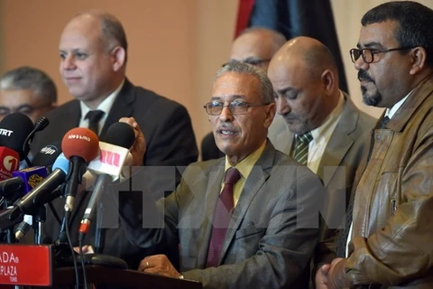 Đại diện Quốc hội Libya được quốc tế công nhận Ibrahim Fethi Amish (giữa) tại cuộc họp báo sau đàm phán ở ngoại ô Tunis, Tunisia ngày 6/12. (Nguồn: AFP/TTXVN)
