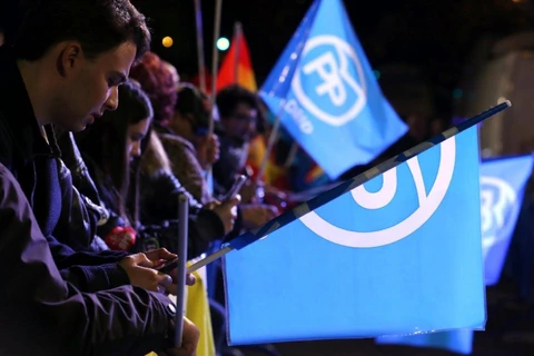 Những người ủng hộ Đảng Nhân dân theo dõi kết quả cuộc bầu cử. (Nguồn: AFP/TTXVN)