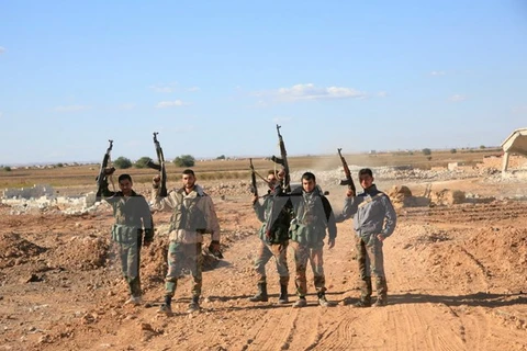 Binh sỹ Syria tại khu vực ngoại ô Kweyris, gần căn cứ không quân Kweyris, phía Đông Aleppo, Syria . (Ảnh: AFP/TTXVN) 