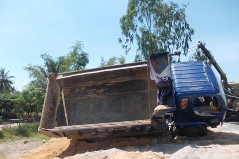 Cà Mau: Xe tải đổ cát lùi bất cẩn đâm chết một người đi xe máy