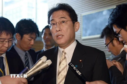 Bộ trưởng Ngoại giao Nhật Bản Fumio Kishida (giữa) trả lời báo giới sau một cuộc họp nội các ở thủ đô Tokyo ngày 25/12. (Nguồn: AFP/TTXVN)