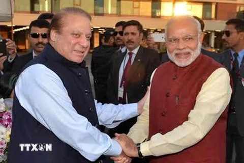 Thủ tướng Pakistan Nawaz Sharif (trái) đã có cuộc hội đàm với Thủ tướng Ấn Độ Narendra Modi (phải) vừa có chuyến thăm bất ngờ tới Islamabad. (Nguồn: THX/TTXVN)