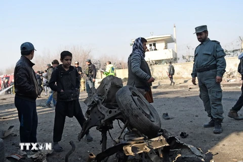 Nhân viên an ninh điều tra tại hiện trường một vụ tấn công tại Afghanistan. (Nguồn: AFP/TTXVN)