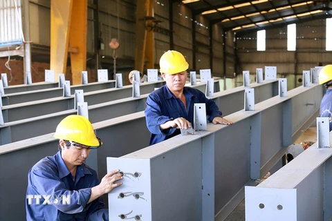 Hoạt động sản xuất tại Công ty TNHH Thương mại dịch vụ cơ khí và xây dựng Đại Quang Long ở thị xã Thuận An, tỉnh Bình Dương. (Ảnh: Hải Âu/TTXVN)
