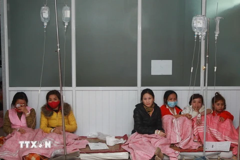 Các công nhân được cấp cứu tại Bệnh viện Việt Tiệp. (Ảnh: Lâm Khánh/TTXVN)