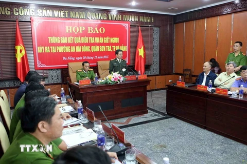 Đại tá Lê Văn Tam, Giám đốc Công an thành phố Đà Nẵng thông báo kết quả điều tra vụ án tại buổi họp báo. (Ảnh: Trần Lê Lâm/TTXVN)