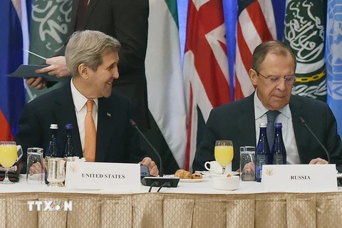 Ngoại trưởng Mỹ John Kerry và Ngoại trưởng Nga Sergei Lavrov tại Hội nghị quốc tế lần thứ 3 về Syria ở New York ngày 18/12. (Nguồn: THX/TTXVN)