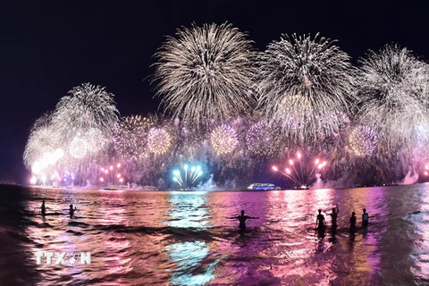 Pháo hoa mừng năm mới ở bãi biển Copacabana, thành phố Rio de Janeiro, Brazil ngày 1/1/2015. (Nguồn: AFP/TTXVN)