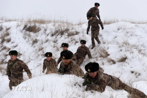 Binh sỹ Trung Quốc tham gia diễn tập quân sự trong điều kiện thời tiết băng giá tại núi Daqing, Nội Mông. (Nguồn: THX/TTXVN)