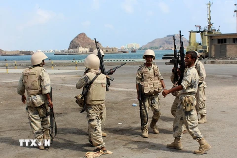 Lực lượng trung thành với Tổng thống Yemen Abedrabbo Mansour Hadi gác tại cảng Aden giành lại quyền kiểm soát thành phố này. (Nguồn: AFP/TTXVN)