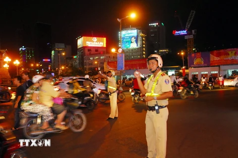 Lực lượng CSGT điều hòa, phân luồng giao thông tại khu vực chợ Bến Thành (quận 1, TP.HCM). (Ảnh: Mạnh Linh/TTXVN)