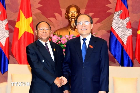 Chủ tịch Quốc hội Nguyễn Sinh Hùng tiếp Chủ tịch Quốc hội Campuchia Heng Samrin. (Ảnh: An Đăng/TTXVN)