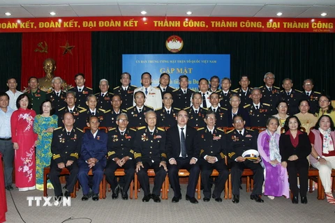 Chủ tịch Ủy ban Trung ương Mặt trận Tổ quốc Việt Nam Nguyễn Thiện Nhân với các đại biểu. (Ảnh: Nguyễn Dân/TTXVN)
