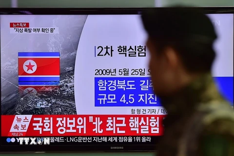 Binh sỹ Hàn Quốc theo dõi thông tin về những rung chấn của động đất gần bãi thử hạt nhân Punggye-ri của Triều Tiên được phát qua truyền hình tại nhà ga ở Seoul ngày 6/1. (Nguồn: AFP/TTXVN)