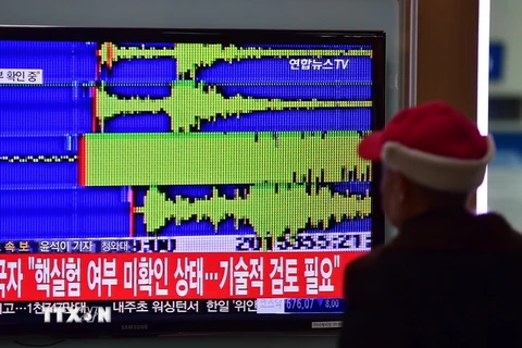 Biểu đồ mô tả rung chấn của động đất gần bãi thử hạt nhân Punggye-ri của Triều Tiên, tại nhà ga ở Seoul, Hàn Quốc ngày 6/1. (Nguồn: AFP/TTXVN)