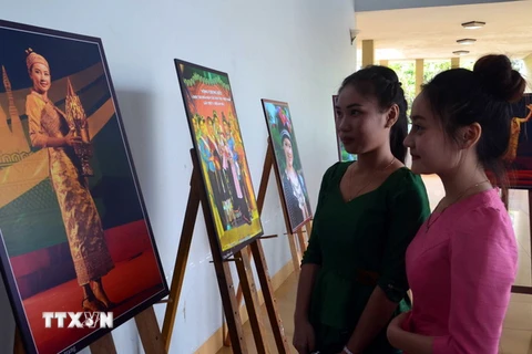 Lưu học sinh Lào tham quan Triển lãm ảnh “Sắc hoa Chămpa” trong chương trình “Giao lưu hữu nghị Việt- Lào tại Quảng Nam. (Ảnh: Đỗ Trưởng/TTXVN)
