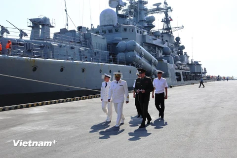 Sỹ quan và thủy thủ đội tàu Liên bang Nga đến thăm hữu nghị thành phố Đà Nẵng. (Ảnh: Trần Lê Lâm/Vietnam+)