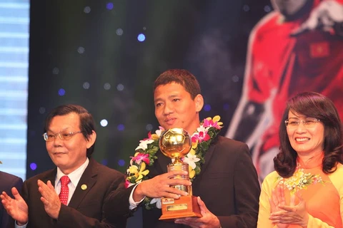Anh Đức và Minh Nguyệt giành Quả bóng vàng Việt Nam năm 2015