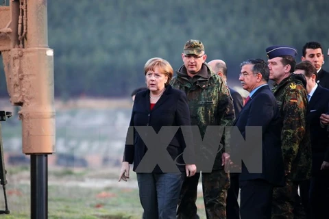 Thủ tướng Đức Angela Merkel (trái) gặp các binh sỹ Đức tại thành phố Kahramanmaras. (Ảnh: AFP/TTXVN)