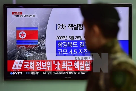 Binh sỹ Hàn Quốc theo dõi thông tin về những rung chấn của động đất gần bãi thử hạt nhân Punggye-ri của Triều Tiên được phát qua truyền hình tại nhà ga ở Seoul. (Nguồn: AFP/TTXVN)