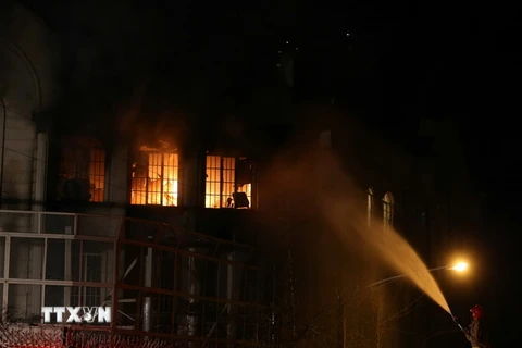 Đại sứ quán Saudi Arabia ở Tehran, Iran bị phóng hỏa trong cuộc biểu tình ngày 2/1/2016. (Nguồn: AFP/TTXVN)