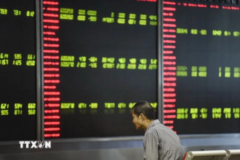 Nhà đầu tư theo dõi bảng tỉ giá chứng khoán tại thủ đô Bắc Kinh, Trung Quốc ngày 25/8. (Nguồn: AFP/TTXVN)