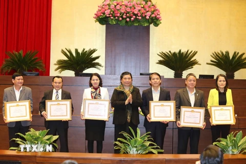 Phó Chủ tịch Quốc hội Tòng Thị Phóng trao Giấy khen cho các Chi bộ đạt tiêu chuẩn "Tổ chức cơ sở Đảng trong sạch, vững mạnh” tiêu biểu năm 2015. (Ảnh: An Đăng/TTXVN)