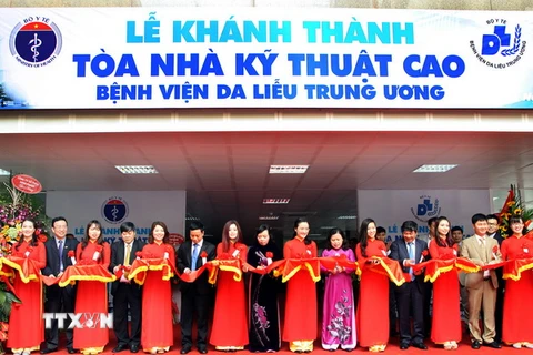 Bộ trưởng Bộ Y tế Nguyễn Thị Kim Tiến cùng các đại biểu cắt băng khánh thành công trình Tòa nhà kỹ thuật cao Bệnh viện Da liễu Trung ương. (Ảnh: Dương Ngọc/TTXVN)