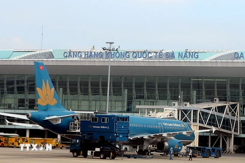 Máy bay của Vietnam Airlines tại Cảng hàng không quốc tế Đà Nẵng. (Ảnh: Huy Hùng/TTXVN)
