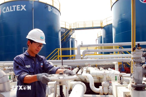 Dây chuyền sản xuất, đóng gói sản phẩm dầu nhờn tại Công ty TNHH Cheveron Việt Nam (vốn đầu tư của Mỹ), tại Khu công nghiệp Đình Vũ. (Ảnh: Danh Lam/TTXVN)