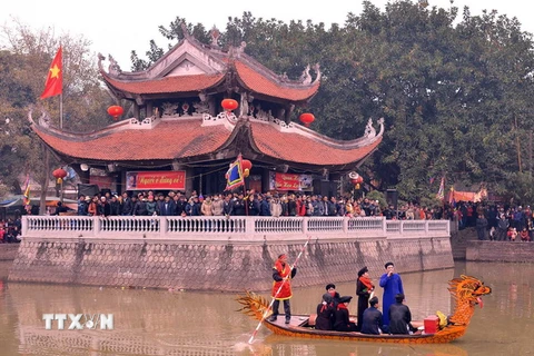 Liền anh, liền chị hát giao duyên trên thuyền tại hội Lim Bắc Ninh. (Ảnh: Thanh Hà/TTXVN)