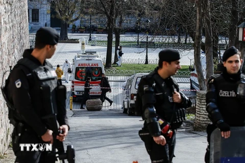 Cảnh sát Thổ Nhĩ Kỳ tại hiện trường vụ đánh bom đẫm máu ở Istanbul ngày 12/1. (Nguồn: AFP/TTXVN)