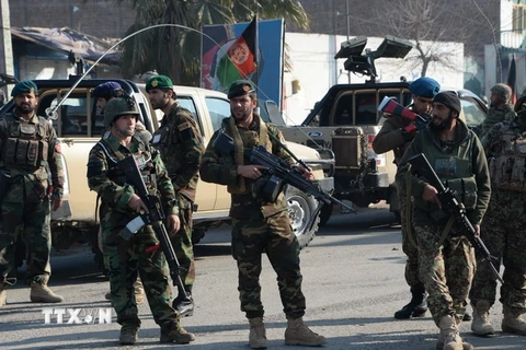 Lực lượng an ninh Afghanistan phong tỏa hiện trường vụ tấn công. (Nguồn: AFP/TTXVN)