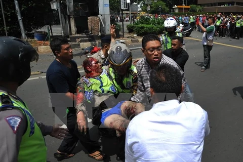 Một cảnh sát bị thương trong vụ nổ ở Jakarta. (Ảnh: AFP/TTXVN)