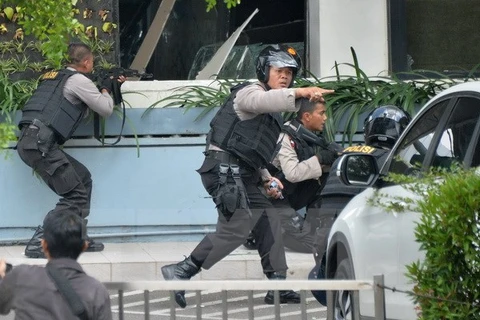 Lực lượng an ninh Indonesia đấu súng với các đối tượng tấn công tại hiện trường vụ nổ ở Jakarta. (Nguồn: AFP/TTXVN)