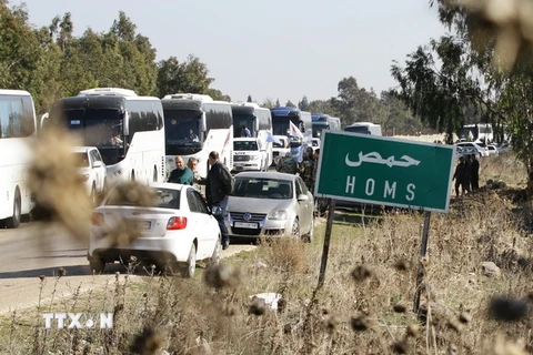 Đoàn xe chở cư dân và phiến quân Syria rời khỏi Waer ở tỉnh Homs ngày 9/12/2015. (Nguồn: AFP/TTXVN)