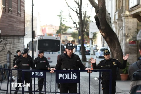 Cảnh sát Thổ Nhĩ Kỳ phong tỏa khu vực Sultanahmet ở Istanbul ngày 12/1. (Nguồn: AFP/TTXVN)