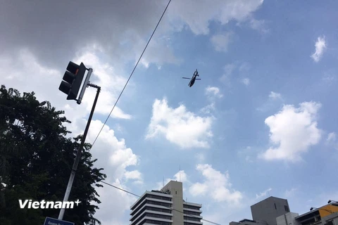 Trực thăng cảnh sát bên trên hiện trường (Ảnh: Ngọc Hiệp/Vietnam+)