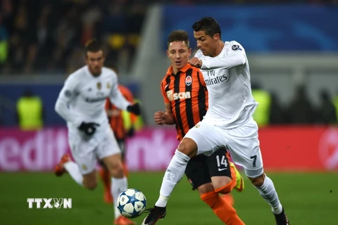 Tiền đạo Cristiano Ronaldo (phải) đi bóng trong trận đấu giữa CLB Real Madrid gặp Shakhtar Donetsk, bảng A, giải UEFA Champions League ở Lviv, Ukraine ngày 25/11. (Nugồn: AFP/TTXVN)