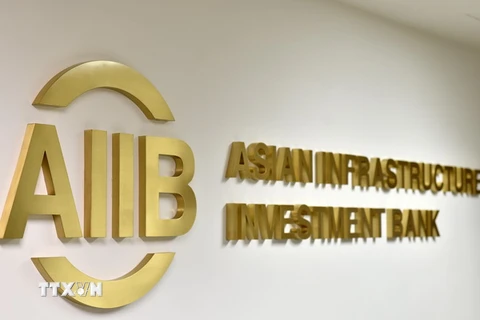 Logo ngân hàng AIIB tại thủ đô Bắc Kinh, Trung Quốc ngày 21/12/2015. (Nguồn: THX/TTXVN)
