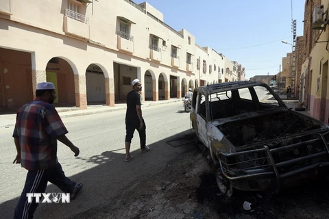 Xe ôtô bị phá hủy trong xung đột giáo phái giữa người thiểu số Berbers và người Arab tại thị trấn Guerara. (Nguồn: AFP/TTXVN)