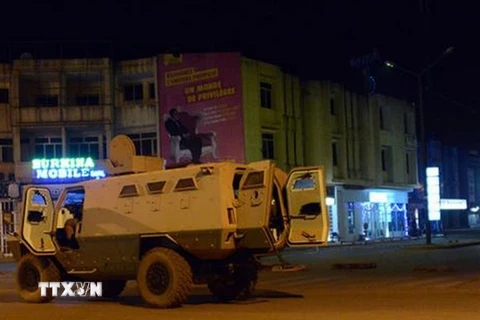Lực lượng an ninh được triển khai bên ngoài khách sạn Splendid ngày 15/1. (Nguồn: AFP/TTXVN)