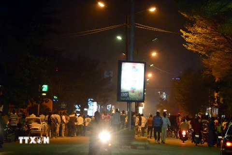 Người dân tập trung trên đại lộ Kwame Nkruma, gần khách sạn Splendid bị tấn công ngày 15/1. (Nguồn: AFP/TTXVN)